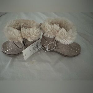 NWT Cat & Jack size 5 beige boots with fur trim and silver shiny polka dots.